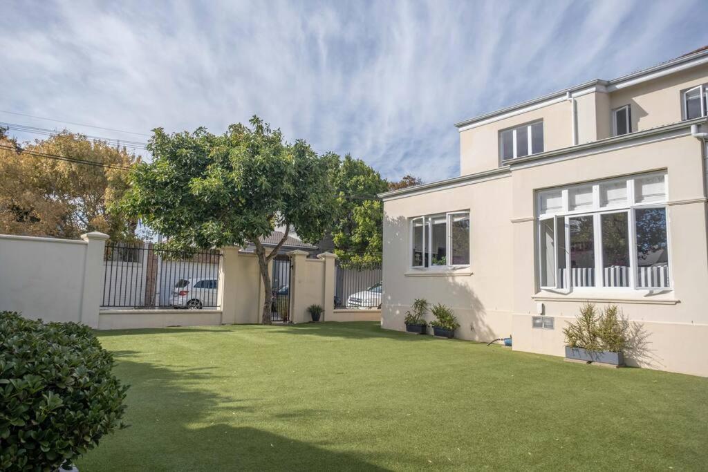 Spacious In Rondebosch Holiday home Cape Town