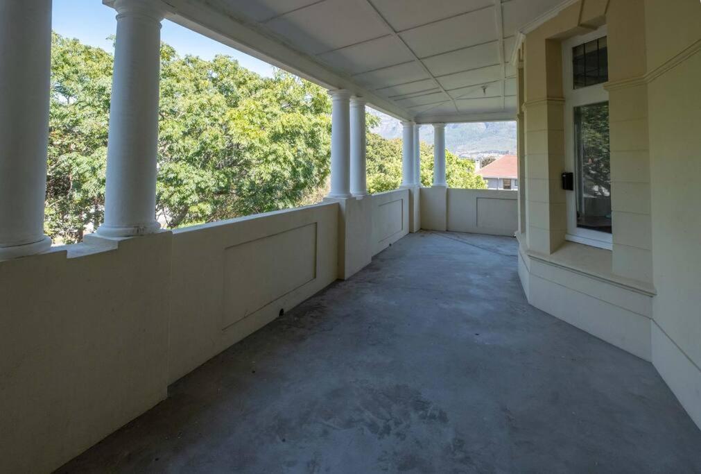 Spacious In Rondebosch Holiday home Cape Town