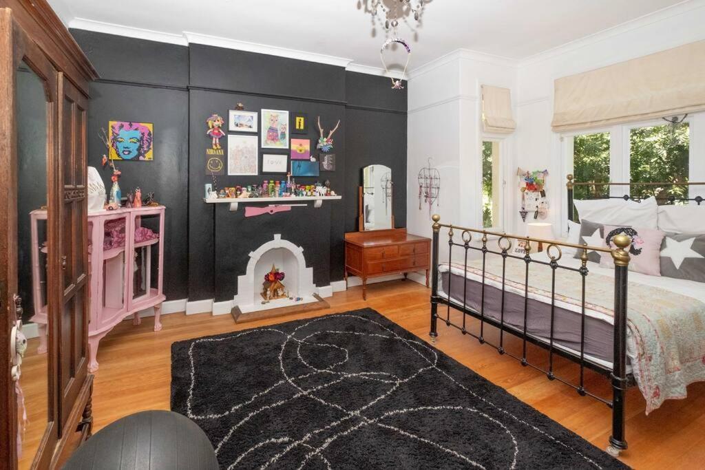 Spacious In Rondebosch Holiday home Cape Town