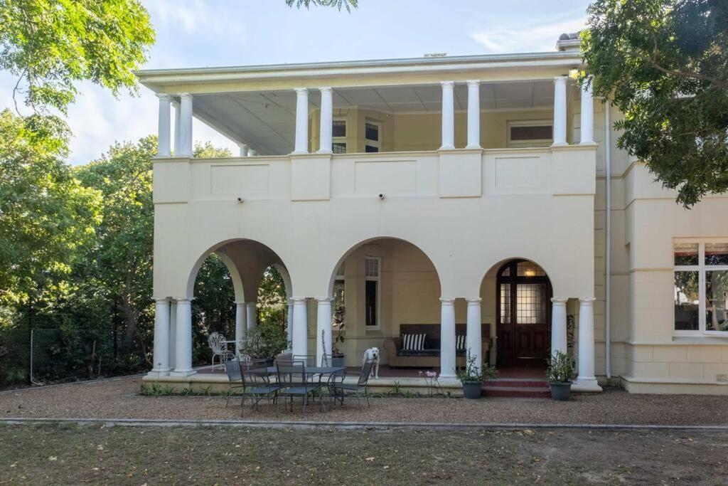 Spacious In Rondebosch Holiday home Cape Town