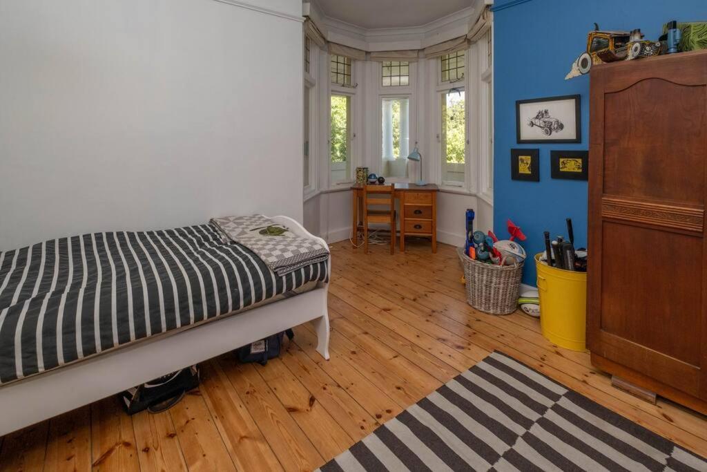 Spacious In Rondebosch Holiday home Cape Town